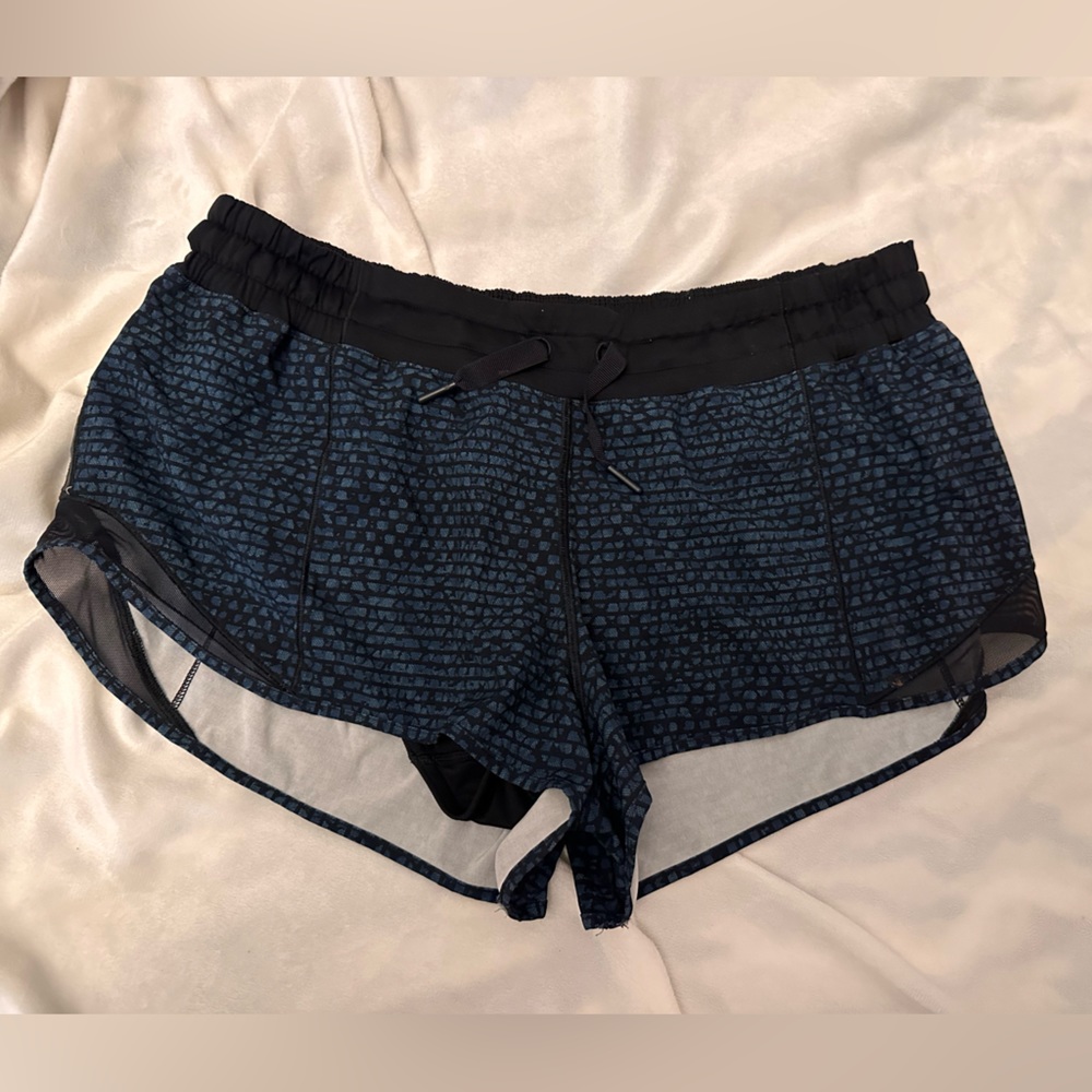 Lululemon hotty hot 2.5” shorts
